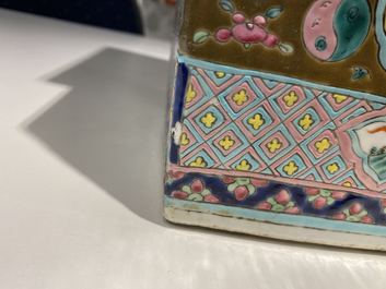 Une paire de vases de forme carr&eacute;e en porcelaine de Chine famille rose &agrave; fond brun, 19&egrave;me